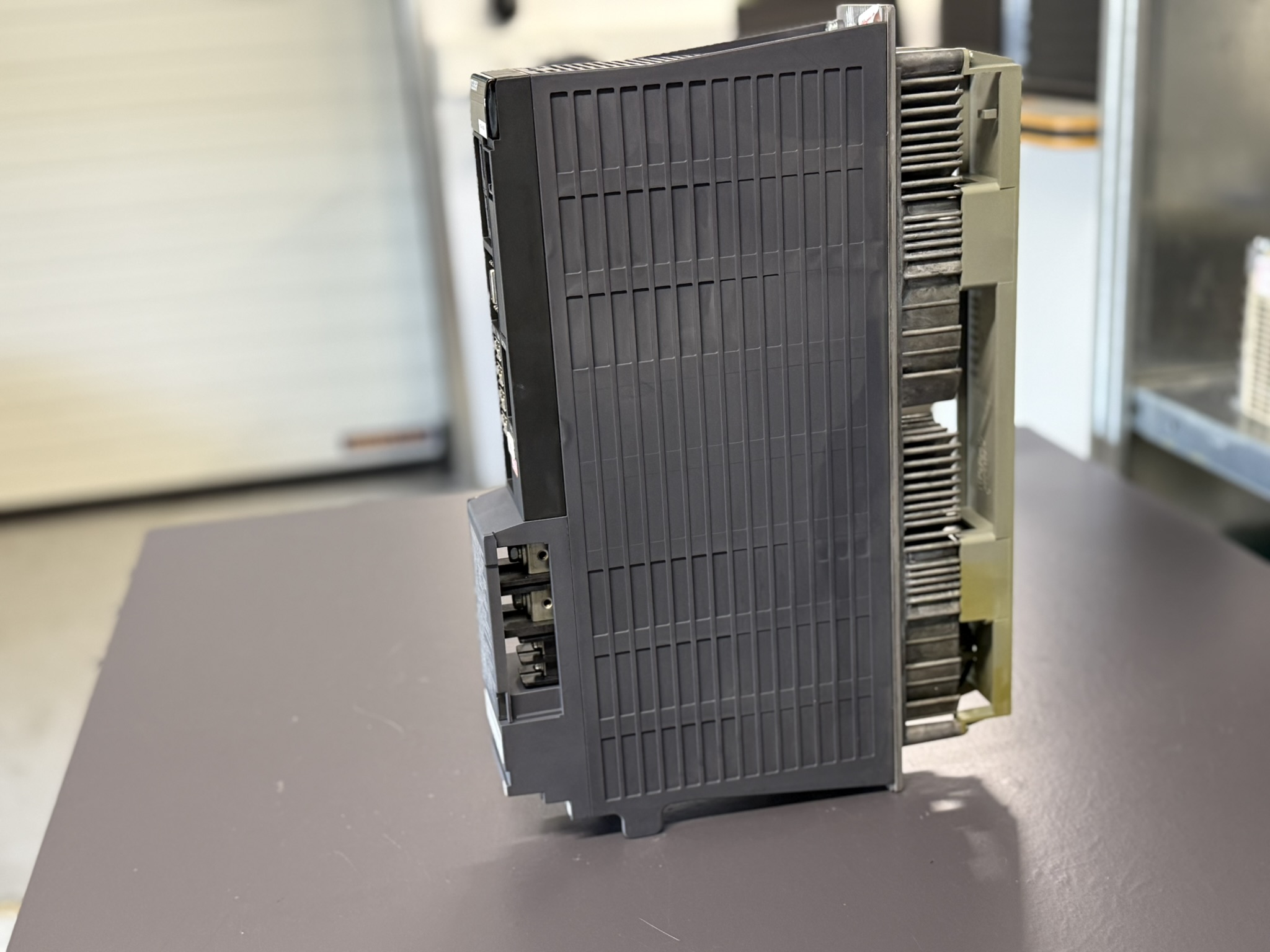 Mitsubishi Servo Drive Unit MDS-DH-V2-2020 Seitenansicht 1