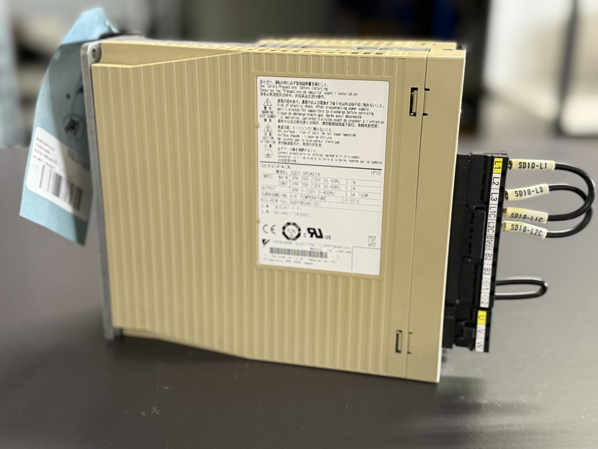 Yaskawa Servopack SGDV-5R5A01A Ansicht seitlich