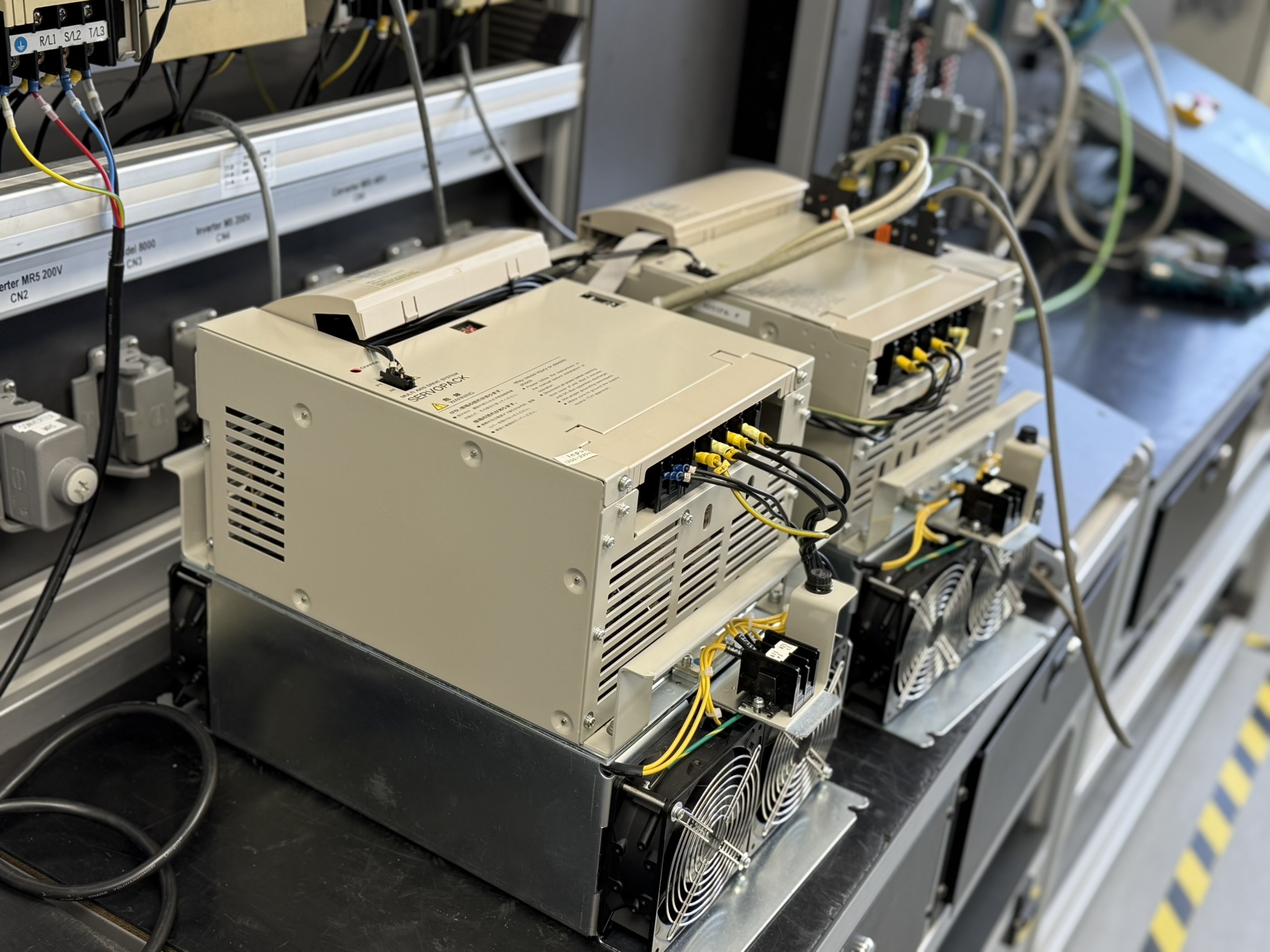 Yaskawa Converter VS-656 MR5 CIMR-MR5N4037 Yaskawa Inverter VS-626M5 CIMR-M5A40370-XXXX Am Testplatz