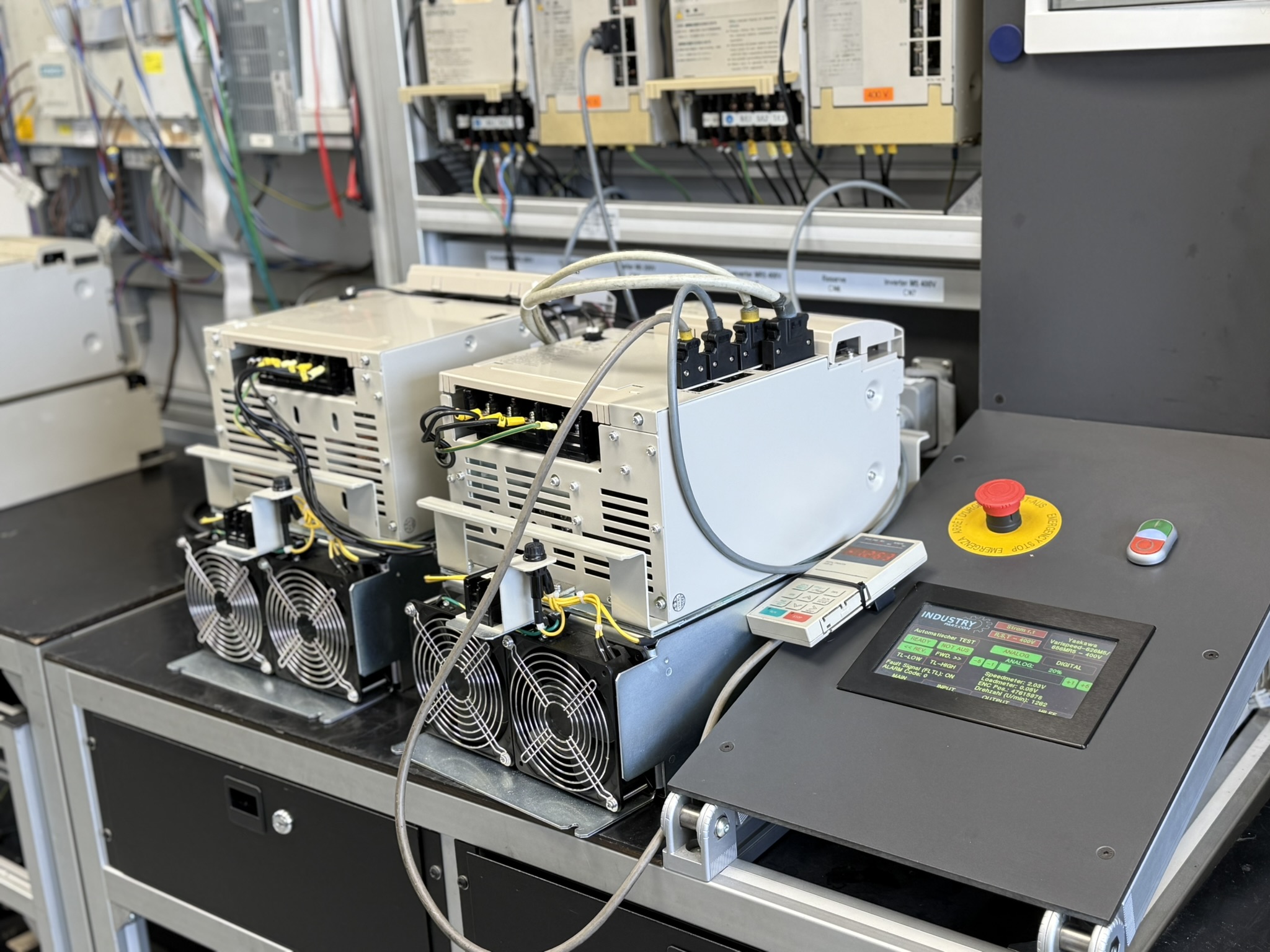 Yaskawa Converter VS-656 MR5 CIMR-MR5N4037 Yaskawa Inverter VS-626M5 CIMR-M5A40370-XXXX Hauptbild