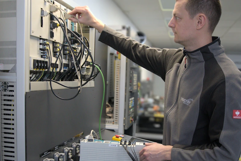 Technician connects device to the MDS test bench