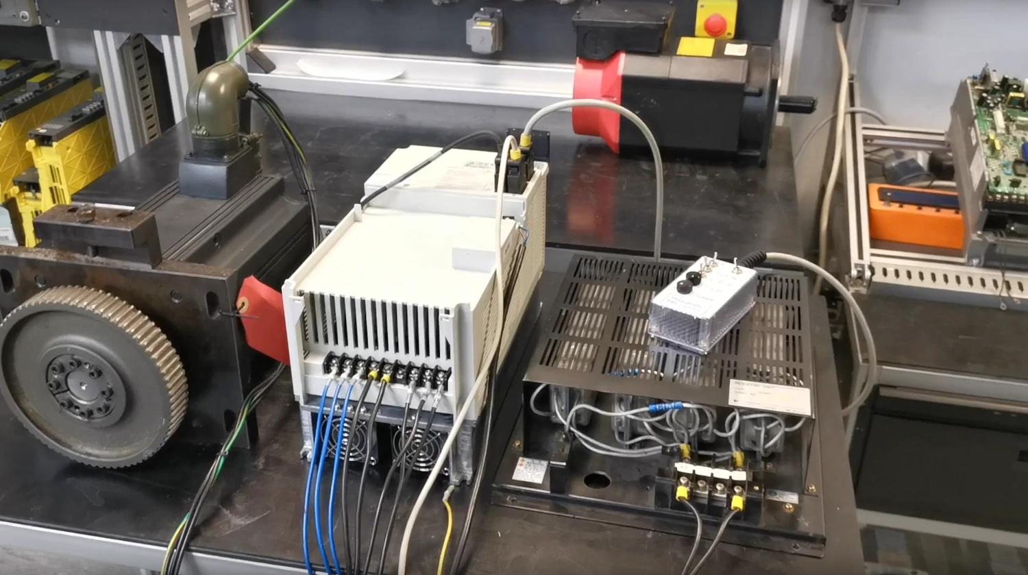 Video: Mitsubishi MR-J2S AC Servo Drives. Test and Repair at industrypart GmbH