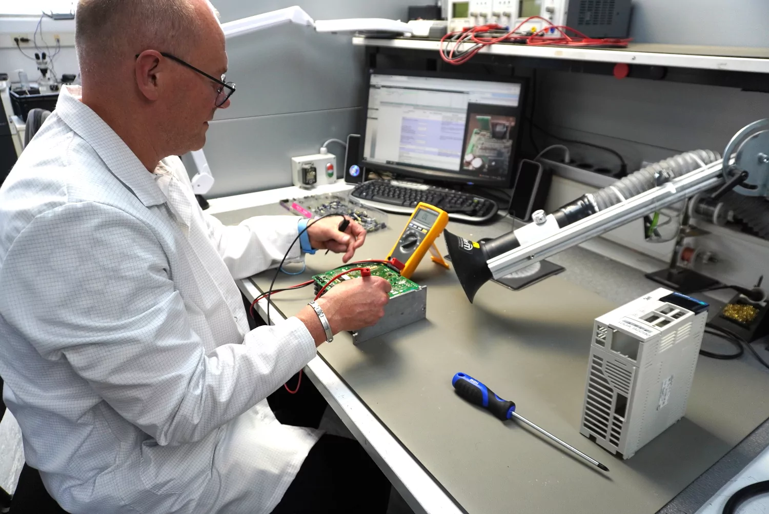 Fault localization using a multimeter.