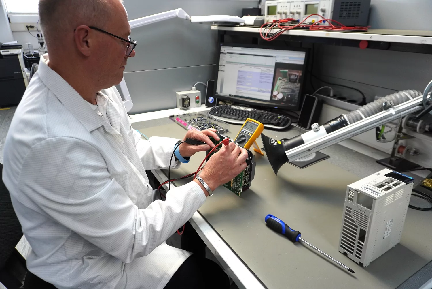 Fault localization using a multimeter.