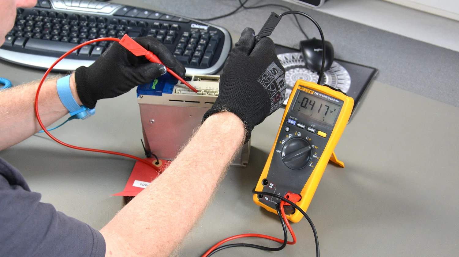 Perform short-circuit measurement on the diode bridge in the transistor module.