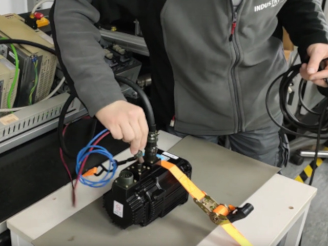 Video: Yaskawa Sigma II Servopack Reparatur und Test bei industrypart GmbH