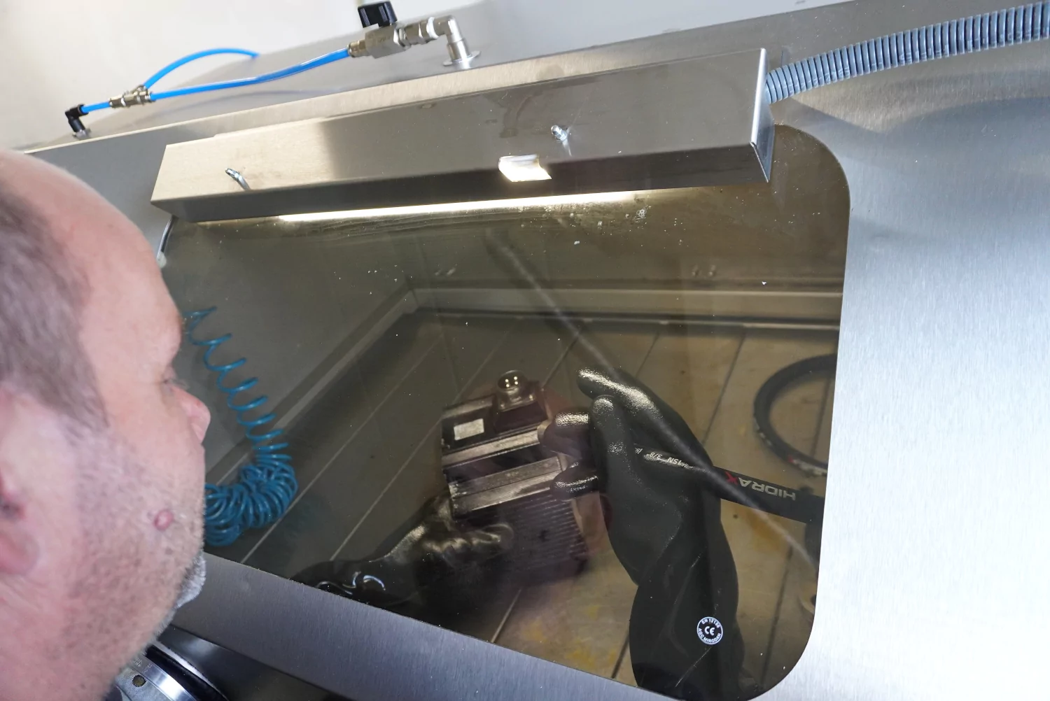 Cleaning of the stator in the high-pressure washing cabin.